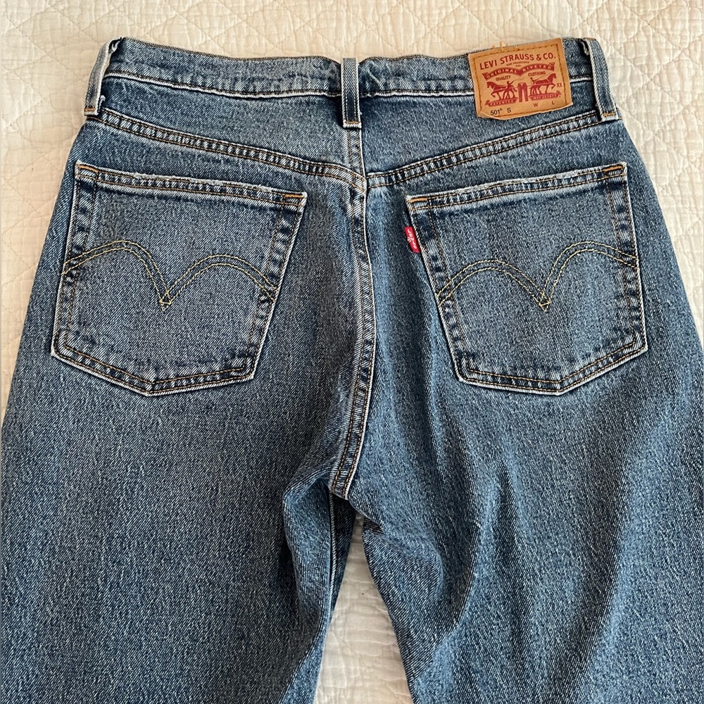 LEVI 501 SKINNY JEANS 27x32 MEDIUM WASH - WOMENS